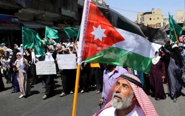 Число погибших в результате протестов в Иране превысило 2000 человек, заявляют активисты, а царящий хаос напоминает революцию 1979 года.