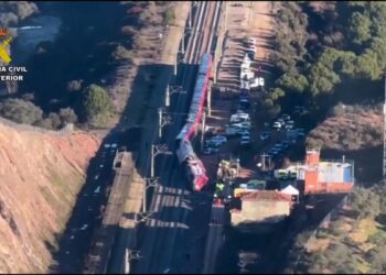 Число погибших в результате столкновения поездов в Испании возросло до 40, власти опасаются обнаружения новых тел.