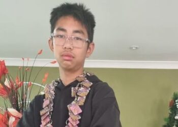 Ведутся отчаянные поиски мальчика из Мельбурна, пропавшего без вести у побережья штата Виктория. Ведутся отчаянные поиски мальчика из Мельбурна, пропавшего без вести у побережья штата Виктория.