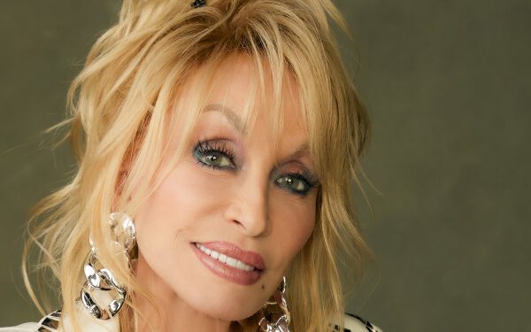 Долли Партон шутит о том, что переживет пластических хирургов, отмечая свое 80-летие: «С днем рождения меня!»