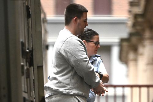 Водитель заключен в тюрьму за убийство женщины, ехавшей на электросамокате, из-за подозрений в романе. Водитель заключен в тюрьму за убийство женщины, ехавшей на электросамокате, из-за подозрений в романе.