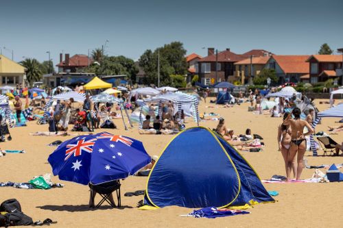 В некоторых районах штата Виктория объявлено чрезвычайное положение в связи с бушующими пожарами на фоне рекордной жары.