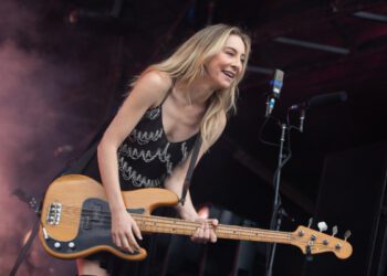 Эсте Хаим вышла замуж за Джонатана Левина на церемонии в канун Нового года. Эсте Хаим вышла замуж за Джонатана Левина на церемонии в канун Нового года.