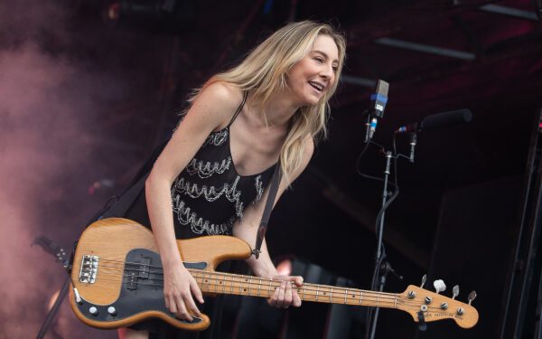 Эсте Хаим вышла замуж за Джонатана Левина на церемонии в канун Нового года.