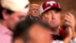 Болельщики и спортивные деятели высказывают свое мнение по поводу сообщений о том, что Билл Беличик не был включен в Зал славы профессионального футбола.