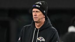 Болельщики и спортивные деятели высказывают свое мнение по поводу сообщений о том, что Билл Беличик не был включен в Зал славы профессионального футбола.