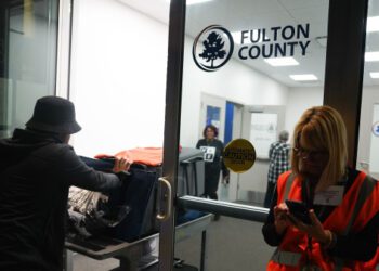 ФБР проводит обыск в избирательном офисе округа Фултон в рамках расследования предполагаемого мошенничества на выборах.