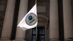 FDA снова пропустило крайний срок для принятия предложенного запрета на использование формальдегида в средствах для выпрямления волос.