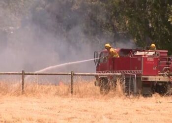 Опасения по поводу возможного распространения лесных пожаров в Виктории на Новый Южный Уэльс в преддверии экстремальной жары.