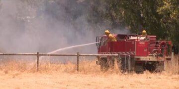 Опасения по поводу возможного распространения лесных пожаров в Виктории на Новый Южный Уэльс в преддверии экстремальной жары.