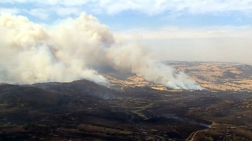 Опасения по поводу возможного распространения лесных пожаров в Виктории на Новый Южный Уэльс в преддверии экстремальной жары.