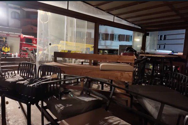 В результате пожара в баре швейцарского альпийского курорта во время празднования Нового года погибли десятки человек, еще 100 получили ранения.