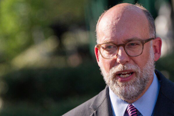 В результате пожара в баре швейцарского альпийского курорта во время празднования Нового года погибли десятки человек, еще 100 получили ранения.