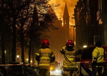 В Нидерландах в результате несчастных случаев с фейерверками погибли два человека, а историческая церковь в Амстердаме сгорела. В Нидерландах в результате несчастных случаев с фейерверками погибли два человека, а историческая церковь в Амстердаме сгорела.