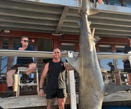 Рыбаки поймали 150-килограммовую бычью акулу в Сиднейской гавани.