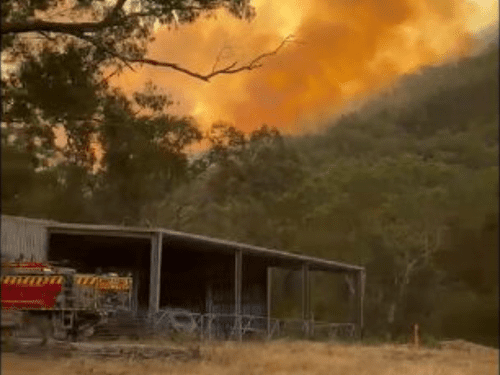 В штате Виктория объявлена новая эвакуация в связи с двумя очагами возгорания, которые грозят достичь «катастрофической» степени опасности.