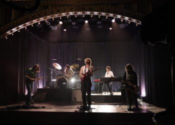 Участники группы Geese дебютировали на шоу SNL с исполнением песен «Au Pays du Cocaine» и «Trinidad»: смотрите видео. Участники группы Geese дебютировали на шоу SNL с исполнением песен «Au Pays du Cocaine» и «Trinidad»: смотрите видео.