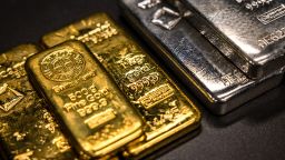 Цена на золото достигла рекордной отметки в 5000 долларов. Что является причиной этого скачка?