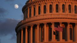 Несколько республиканцев присоединились к демократам, чтобы заставить Сенат ограничить полномочия Трампа в отношении войны в Венесуэле.