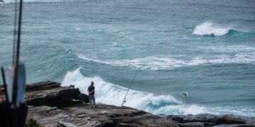 В штате Новый Южный Уэльс объявлено предупреждение об опасных волнах в связи с ожидаемыми в выходные ливнями.