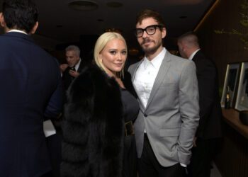 Муж Хилари Дафф, Мэтью Кома, высмеял эссе Эшли Тисдейл о «токсичных» группах матерей, назвав его «бестактным». Муж Хилари Дафф, Мэтью Кома, высмеял эссе Эшли Тисдейл о «токсичных» группах матерей, назвав его «бестактным».