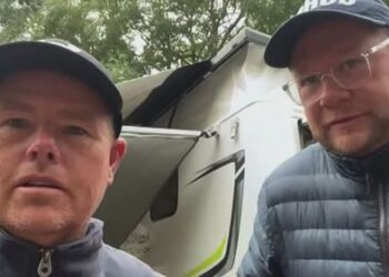 Отдыхающие, оказавшиеся в ловушке из-за внезапного наводнения, рассказывают о моменте, когда обрушилось «цунами».