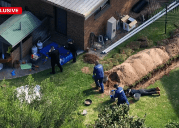 Владелец дома был «шокирован» после того, как строители обнаружили человеческие кости на заднем дворе.