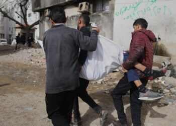 Как солнцезащитные очки Макрона в Давосе отразили политические разногласия с Трампом