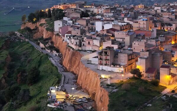 Масштабный оползень поставил дома на Сицилии на грань обрыва, эвакуированы 1500 человек.