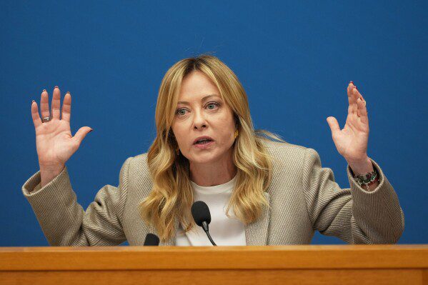 Масштабный оползень поставил дома на Сицилии на грань обрыва, эвакуированы 1500 человек.