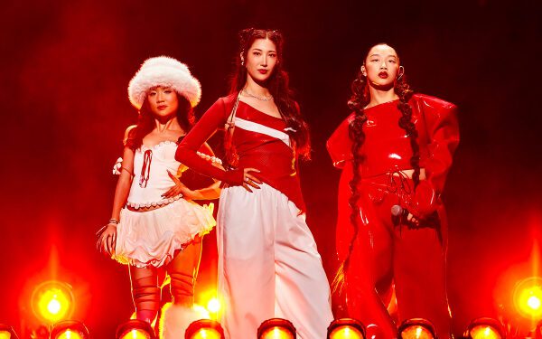 Песня HUNTR/X «Golden» обошла конкурентов в рождественский период и заняла первое место в чарте Billboard Radio Songs.