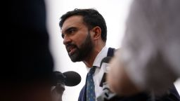 В первые недели своего пребывания на посту мэра Нью-Йорка Зоран Мамдани придерживается взвешенного подхода.