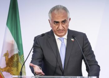 В Иране отключены интернет и телефонная связь, протестующие откликнулись на призыв изгнанного принца к массовым демонстрациям.