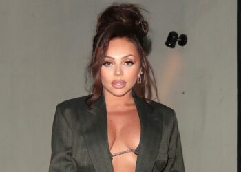 Джеси Нельсон утверждает, что редкое заболевание может помешать ее дочерям-близняшкам ходить.