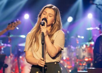 Келли Кларксон поделилась редкой информацией о своих детях после смерти бывшего мужа Брэндона Блэкстока.