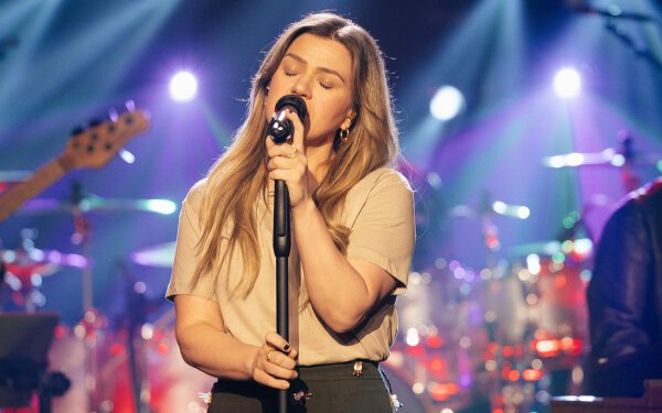 Келли Кларксон поделилась редкой информацией о своих детях после смерти бывшего мужа Брэндона Блэкстока.