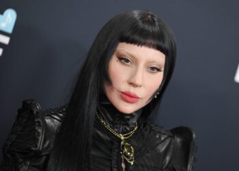 Леди Гага осудила действия иммиграционной и таможенной службы США на концерте и выразила поддержку тем, кто подвергается «безжалостным преследованиям» в Миннесоте.