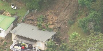 Оползень едва не снес дом в Сиднее, а внезапные наводнения и штормы обрушились на Новый Южный Уэльс.