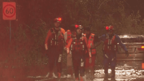 Оползень едва не снес дом в Сиднее, а внезапные наводнения и штормы обрушились на Новый Южный Уэльс.