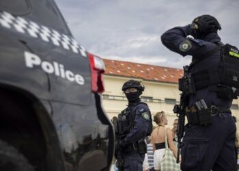 Большое количество полицейских с тяжелым вооружением готовятся к патрулированию в Сиднее во время серии матчей Ashes.