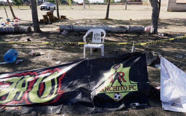 Юристы обвиняют Мексику в нарушении закона за отправку членов картеля в США без ордера на экстрадицию. Юристы обвиняют Мексику в нарушении закона за отправку членов картеля в США без ордера на экстрадицию.