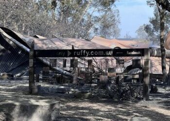 «Как атомная бомба»: маленький городок стал неузнаваемым после того, как пожар уничтожил дома. «Как атомная бомба»: маленький городок стал неузнаваемым после того, как пожар уничтожил дома.