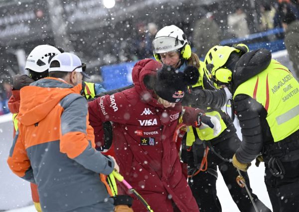 Линдси Вонн хромает после падения в финальном скоростном спуске перед зимними Олимпийскими играми.