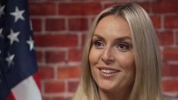 Линдси Вонн хромает после падения в финальном скоростном спуске перед зимними Олимпийскими играми.