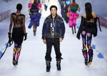 Звезда сериала «Heated Rivalry» Хадсон Уильямс вышел на подиум Dsquared2 под музыку, созданную искусственным интеллектом на основе песни Карли Саймон.