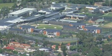 Мужчине предъявлено обвинение после смерти другого мужчины в иммиграционном центре Сиднея.