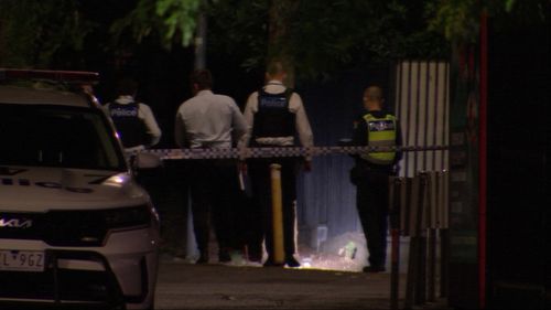 Мужчина убит в результате стрельбы из проезжающего автомобиля напротив полицейского участка Мельбурна.