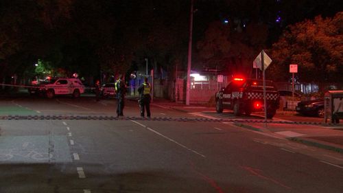 Мужчина убит в результате стрельбы из проезжающего автомобиля напротив полицейского участка Мельбурна.