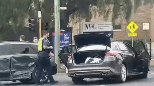 Мужчина был застрелен полицией возле школы в штате Виктория после того, как угнанный автомобиль врезался в школьный автобус. Мужчина был застрелен полицией возле школы в штате Виктория после того, как угнанный автомобиль врезался в школьный автобус.