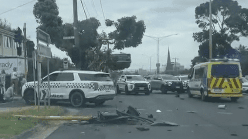 Мужчина был застрелен полицией возле школы в штате Виктория после того, как угнанный автомобиль врезался в школьный автобус.